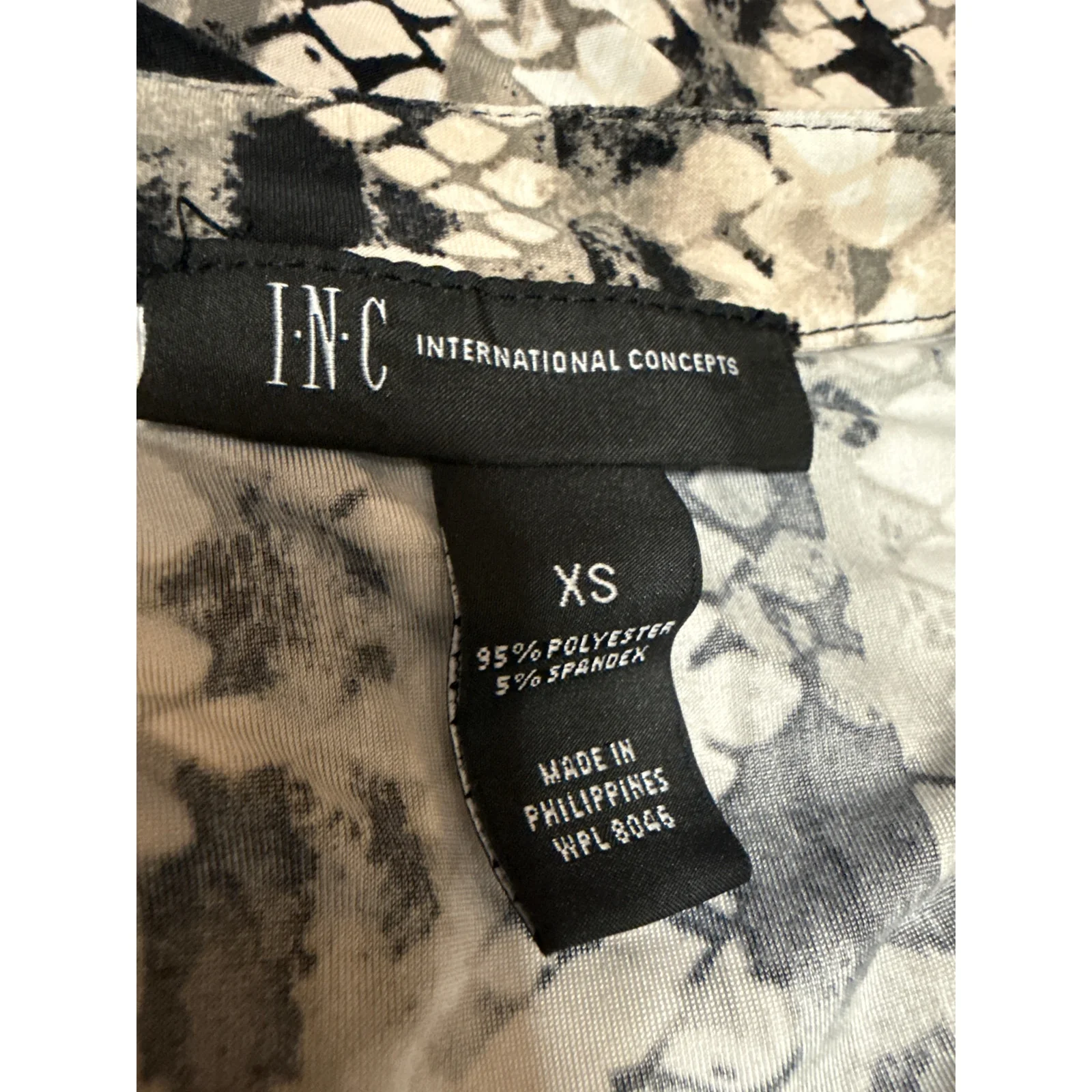 INC International Concepts Black Cream Snakeskin Sleeveless Button Up Shirt XS - Image 3