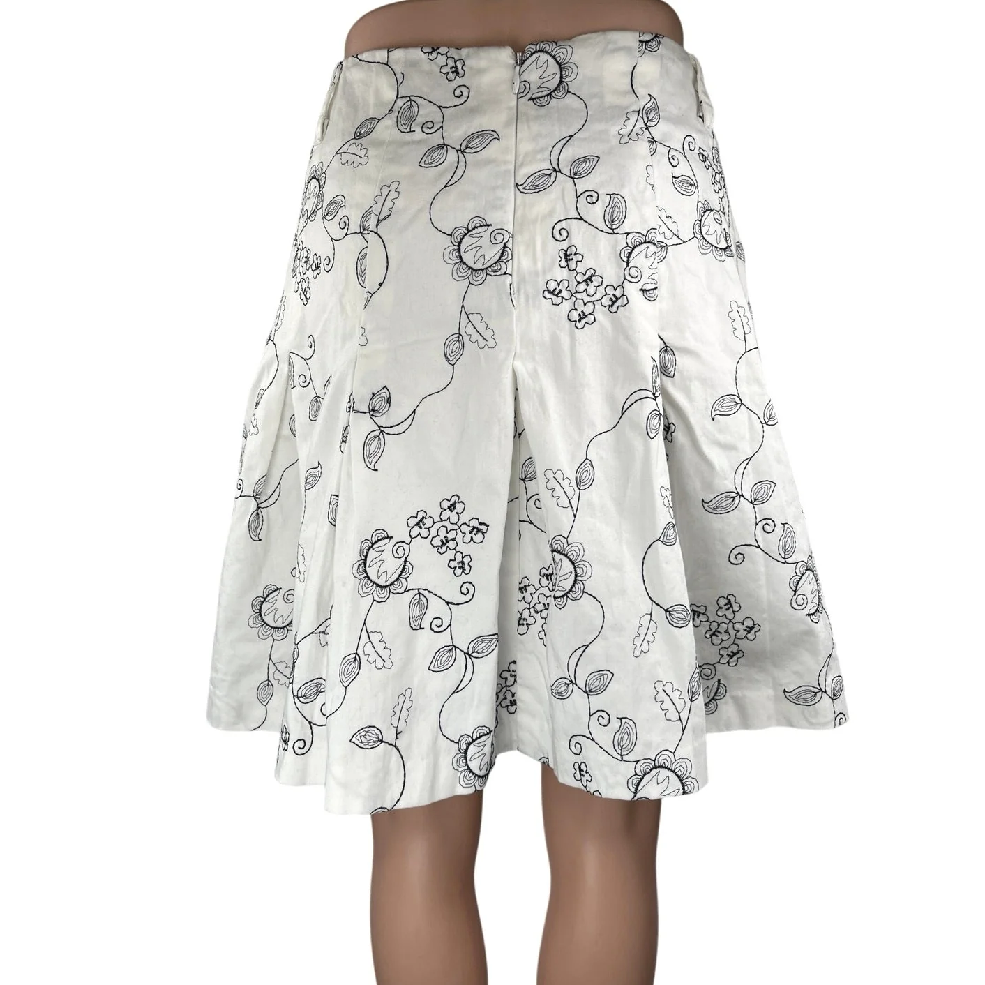 Jaime..b Women's White Floral Embroidered Pleated Back Zip Mini A-Line Skirt 10 - Image 3