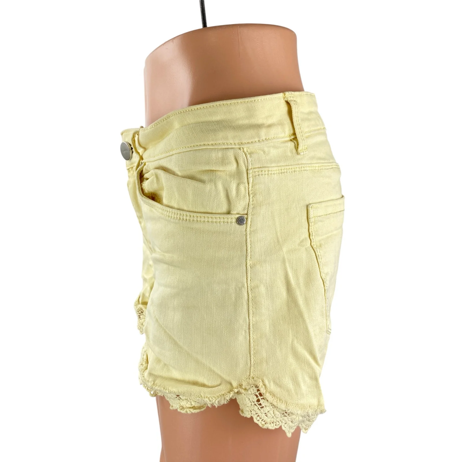 Tinsel Women's Yellow Floral Lace Hem Mid Rise Y2k Denim Jean Shorts Size 27 - Image 3