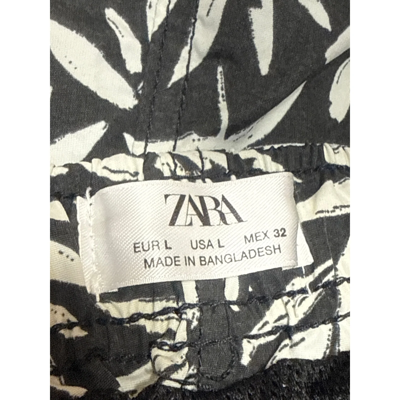 Zara Men's Black White Leaf Tropical Hawaiian Surf Beach Mini Shorts Size L - Image 4